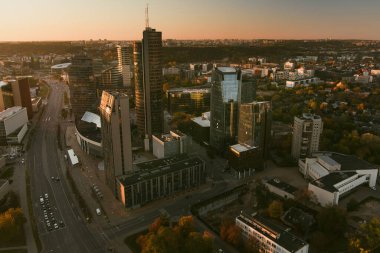 Vilnius 'un güzel akşam manzaralı iş yeri manzaralı gün batımı aydınlatması. Vilnius, Litvanya 'da şehir hayatı.