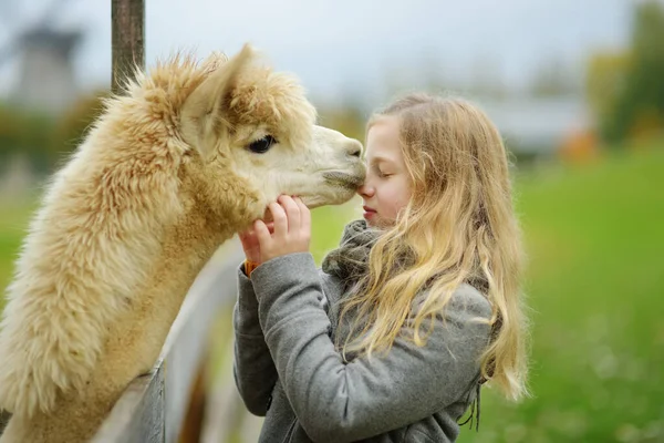 Menina Bonito Acariciando Uma Alpaca Zoológico Fazenda Dia Outono Criança — Fotografia de Stock