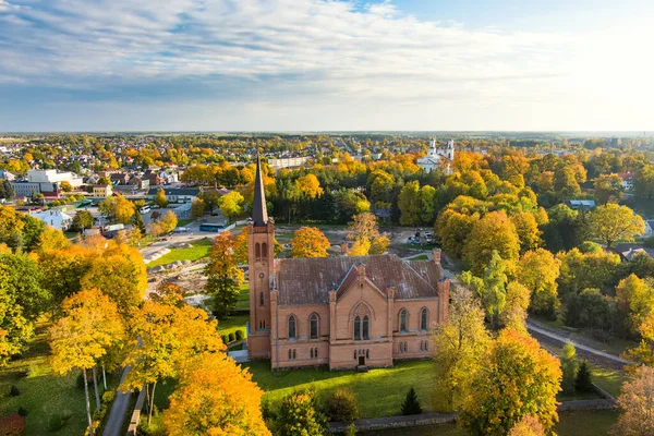 Hermosa Vista Aérea Iglesia Evangélica Reformada Birzai Rodeada Vegetación Otoñal — Foto de Stock