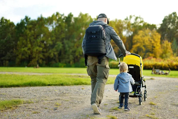 Jonge Vader Loopt Het Najaar Park Met Peuter Zoon Kinderwagen — Stockfoto