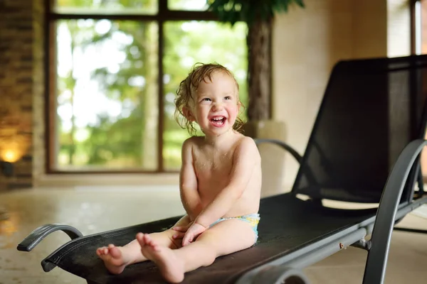 Lindo Niño Sentado Una Silla Cubierta Piscina Cubierta Niño Aprendiendo —  Fotos de Stock