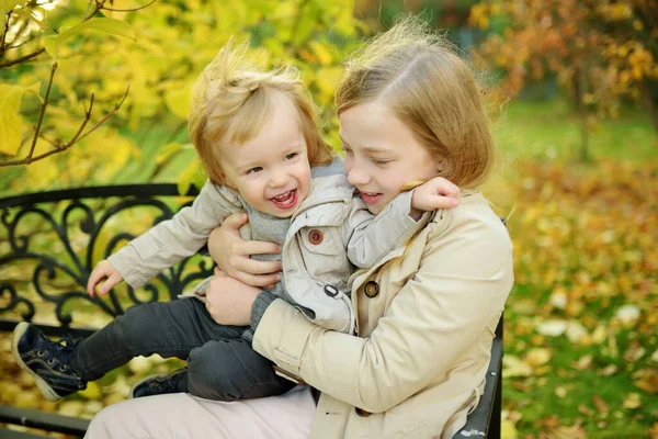 Grappige Peuter Jongen Zijn Oudere Zus Hebben Plezier Buiten Zonnige — Stockfoto