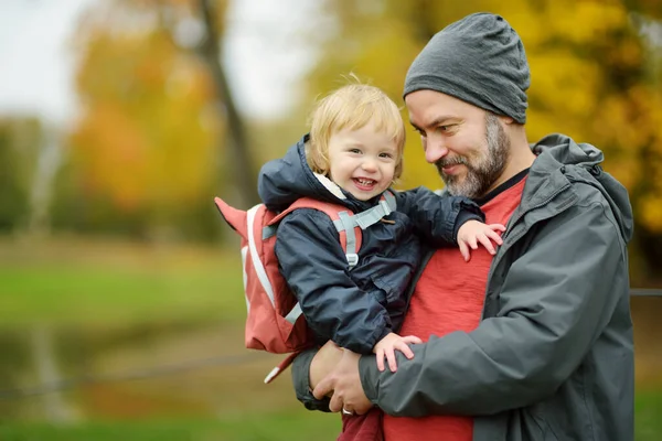 Söt Pojke Sina Fäders Armar Pappa Och Son Har Kul — Stockfoto