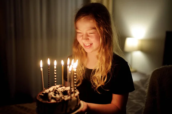 Jolie Fille Préadolescence Tenant Gâteau Anniversaire Fait Maison Avec Beaucoup — Photo