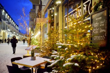 VILNIUS, LITHUANIA - 2021 ARALIK: Noel için süslenmiş Vilnius Eski Kasabasının dar sokakları. Litvanya 'nın başkentinde Noel ve Yeni Yıl Kutlaması.