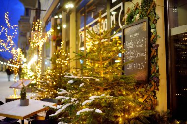 VILNIUS, LITHUANIA - 2021 ARALIK: Noel için süslenmiş Vilnius Eski Kasabasının dar sokakları. Litvanya 'nın başkentinde Noel ve Yeni Yıl Kutlaması.