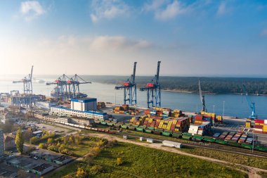 KLAIPEDA, LITHUANIA - NOVEMBER 2021: Klaipedos Smelte, Klaipeda 'nın buzsuz limanında bulunan ve MSC Group' un bir kolu olan Terminal Yatırım Şirketi 'ne ait bir itici konteyner terminali..