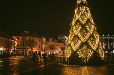 VILNIUS, LITHUANIA - 2021 ARALIK: Vilnius Eski Kasabası 'ndaki belediye binası meydanı Noel için dekore edildi. Litvanya 'nın başkentinde Noel ve Yeni Yıl Kutlaması.