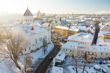 Vilnius 'un Uzupis bölgesinde bulunan Litvanya' nın ana Ortodoks Hıristiyan kilisesi olan Vilnius 'taki Theotokos Katedrali' nin hava manzarası..