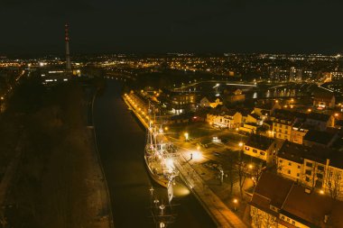 Geceleri Klaipeda 'nın güzel şehir manzarası. Yatlar ve tekneler Dane nehrinin kabartması boyunca kenetlendi. Litvanya, Klaipeda 'nın Gece Hayatı.