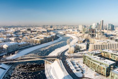 Kışın güzel Vilnius şehri manzarası. Karla kaplı evler, kiliseler ve sokaklar. Hava akşam manzarası. Litvanya 'nın Vilnius kentindeki kış manzarası.