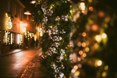 Noel ışıkları, ağaçlar ve süsler festival sezonunda süs olarak kullanılıyor. Vilnius Eski Kasabası 'nın dar sokakları Noel için süslenmiş. Litvanya 'nın başkentinde Noel ve Yeni Yıl Kutlaması.