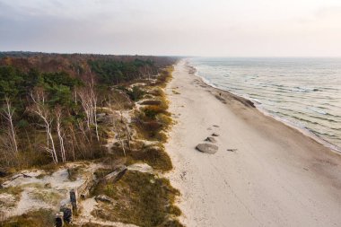 Litvanya 'nın Klaipeda kenti yakınlarındaki Baltık Denizi kıyı şeridinin hava görüntüsü. Serin bir sonbahar gününde güzel bir deniz kıyısı. Baltık Denizi 'nde Sonbahar.