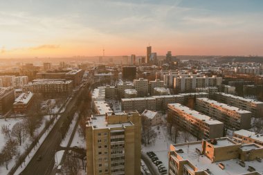 Kışın güzel Vilnius şehri manzarası. Karla kaplı evler, kiliseler ve sokaklar. Hava akşam manzarası. Litvanya 'nın Vilnius kentindeki kış manzarası.