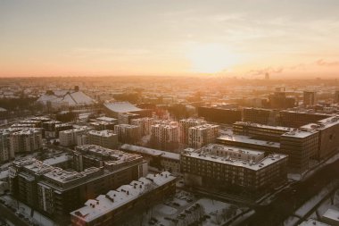 Kışın güzel Vilnius şehri manzarası. Karla kaplı evler, kiliseler ve sokaklar. Hava akşam manzarası. Litvanya 'nın Vilnius kentindeki kış manzarası.