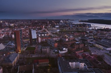 Litvanya 'nın Klaipeda şehrinin mor akşam ışığında manzarası. Klaipeda şehri liman bölgesi ve soğuk sonbahar gecelerinde çevresi.