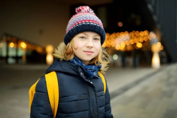 Roztomilá Mladá Dívka Batohem Míří Školy Chladném Zimním Ránu Dítě — Stock fotografie