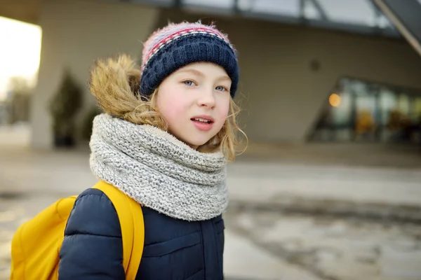 Soğuk Kış Sabahında Sırt Çantalı Tatlı Bir Kız Okula Gidiyor — Stok fotoğraf