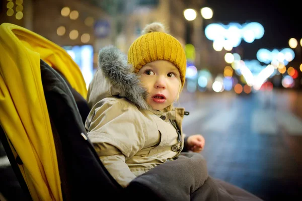 Carino Bambino Che Diverte Nel Periodo Natalizio Vilnius Lituania Bambino — Foto Stock