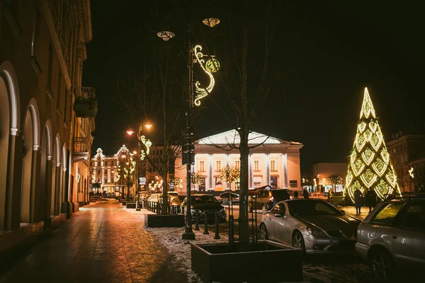 ヴィリニュス旧市街の狭い通りはクリスマスのために飾られた 祭りの季節に装飾として使用されるクリスマスライト 木や装飾品 リトアニアの首都でクリスマスと新年を祝う — ストック写真