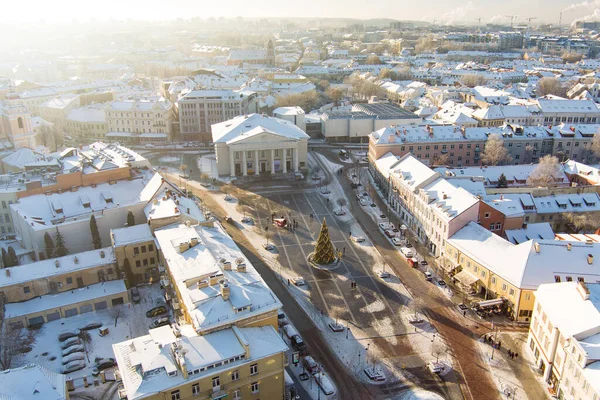 雪に覆われた家 教会や通りで冬の空中ヴィリニュス市のパノラマ 市役所広場とクリスマスツリー リトアニアのヴィリニュスの冬の都市風景 — ストック写真
