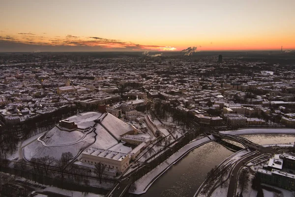 Kışın Güzel Vilnius Şehri Manzarası Karla Kaplı Evler Kiliseler Sokaklar — Stok fotoğraf