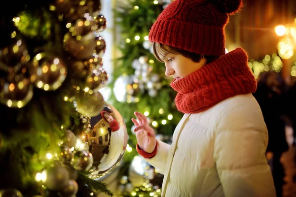 Schattig Jong Meisje Dat Kerstverlichting Decoraties Bewondert Straten Van Vilnius — Stockfoto