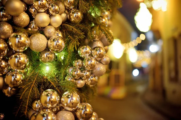 Kerstverlichting Bomen Ornamenten Gebruikt Als Decoratie Feestelijke Seizoen Smalle Straatjes — Stockfoto