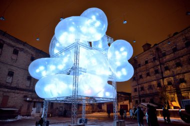 VILNIUS, LITHUANIA - 26 HAZİRAN 2022: Litvanya 'nın Eski Kenti Vilnius Işık Festivali sırasında çeşitli renklerle aydınlatılan sahne ışığı tesisleri.