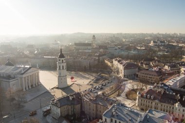 Kışın güzel Vilnius şehri manzarası. Havadan gün doğumu görüntüsü. Litvanya 'nın Vilnius kentindeki kış manzarası.