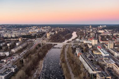 Kışın güzel Vilnius şehri manzarası. Hava günbatımı görüntüsü. Litvanya 'nın Vilnius kentindeki kış manzarası.