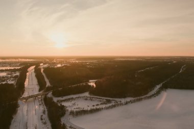 Kışın çam ormanları arasında demiryolu manzarası. Litvanya, Vilnius 'ta kış manzarası.