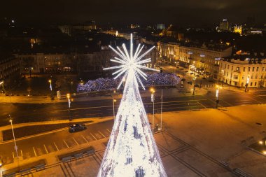 Vilnius 'taki Katedral Meydanı' ndaki süslü ve aydınlık Noel ağacının güzel hava manzarası. Litvanya 'nın başkentinde Noel ve Yeni Yıl Kutlaması.