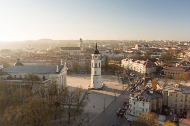 Kışın güzel Vilnius şehri manzarası. Havadan gün doğumu görüntüsü. Litvanya 'nın Vilnius kentindeki kış manzarası.