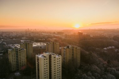 Vilnius 'un kışın Zirmunai ilçesindeki manzaralı panorama. Hava günbatımı görüntüsü. Litvanya 'nın Vilnius kentindeki kış manzarası.