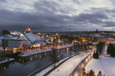 Kışın güzel Vilnius şehri manzarası. Karla kaplı evler, kiliseler ve sokaklar. Hava günbatımı görüntüsü. Litvanya 'nın Vilnius kentindeki kış manzarası.