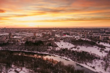 Kışın güzel Vilnius şehri manzarası. Karla kaplı evler, kiliseler ve sokaklar. Hava günbatımı görüntüsü. Litvanya 'nın Vilnius kentindeki kış manzarası.