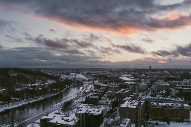 Kışın güzel Vilnius şehri manzarası. Karla kaplı evler, kiliseler ve sokaklar. Hava günbatımı görüntüsü. Litvanya 'nın Vilnius kentindeki kış manzarası.