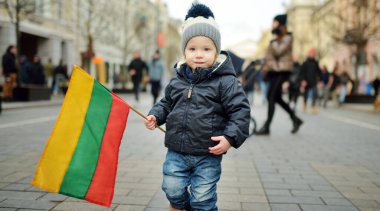 Litvanya 'nın Bağımsızlık Günü' nü kutlayan sevimli çocuk Vilnius, Litvanya 'da üç renkli Litvanya bayrağı taşıyor.