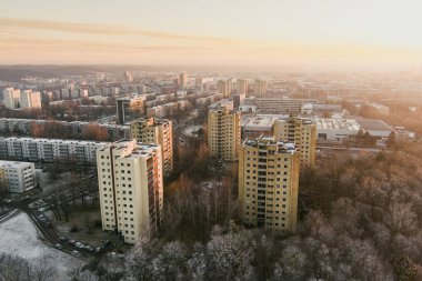 Vilnius 'un kışın Zirmunai ilçesindeki manzaralı panorama. Hava günbatımı görüntüsü. Litvanya 'nın Vilnius kentindeki kış manzarası.