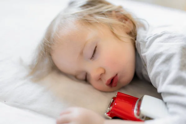 Menino Adorável Dormindo Cama Com Seu Carro Brinquedo Criança Cansada — Fotografia de Stock