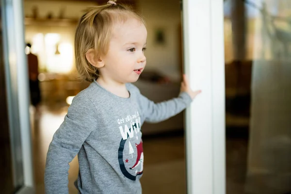 Retrato Casual Del Adorable Niño Pequeño Lindo Niño Alegre Casa —  Fotos de Stock