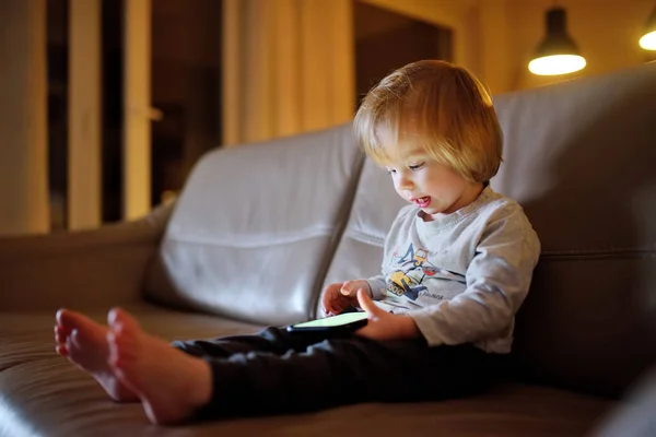 Menino Adorável Brincando Com Smartphone Quarto Escuro Criança Segurando Celular — Fotografia de Stock