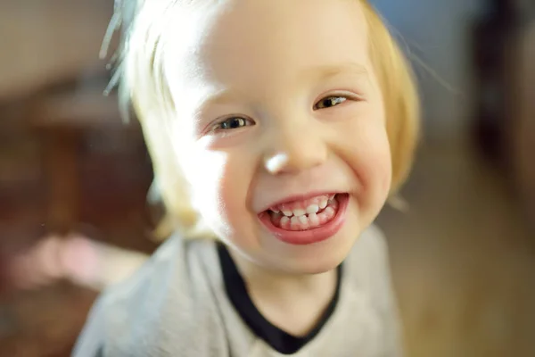 Retrato Casual Del Adorable Niño Pequeño Lindo Niño Alegre Casa —  Fotos de Stock