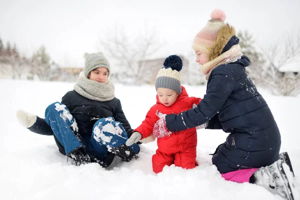 Two Cute Young Sisters Toddler Brother Having Fun Snow Covered — Stock Photo, Image