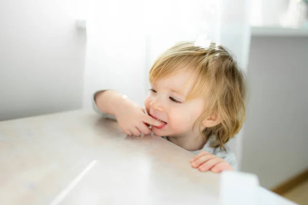 Retrato Casual Niño Adorable Junto Una Mesa Blanca Lindo Niño —  Fotos de Stock