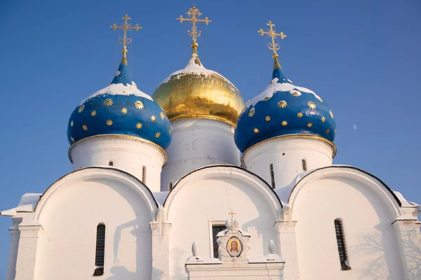 Kirche mit drei Kuppeln — Stockfoto