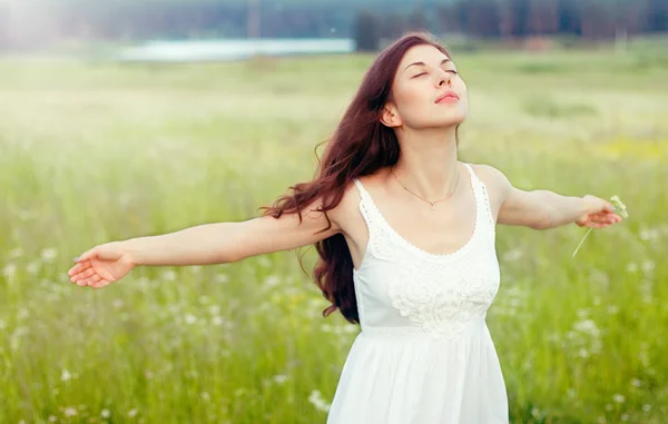 Retrato de hermosa chica en el campo — Foto de Stock