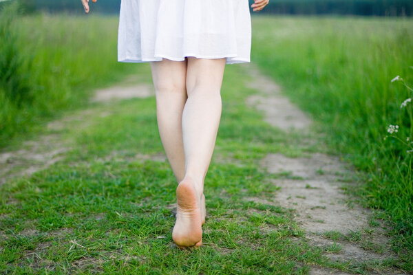 Его босые ноги красивая женщина
