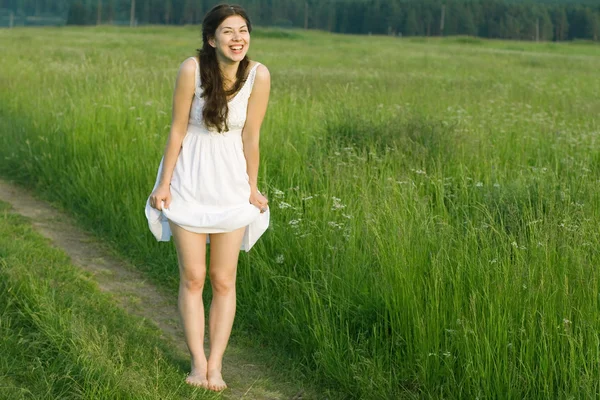 Portrait of beautiful girl in field — Stock Photo, Image